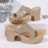 Pantuflas de tacón alto con pedrería estilo europeo y americano para mujer, 2026 verano comercio exterior tacón grueso lentejuelas talla grande sandalias de plataforma con borde dorado en stock