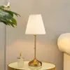 [Transfronterizo] Lámpara de mesa creativa para dormitorio estilo europeo, enchufe estilo francés, lámpara de mesa retro pastoral de escritorio estilo americano