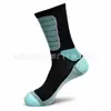 Calcetines deportivos de media pantorrilla para hombre de talla grande transfronterizos, calcetines para baloncesto y running, que absorben el sudor y son transpirables, con suela tipo toalla, y con diseño de letra y bloques de color para exportación