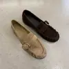 Versión de Piel de Vaca ~ 26 Nuevos Mocasines Retro de Gamuza con Punta Redonda, Plisados y de una Sola Correa para Mujer, Zapatos Individuales de Suela Plana