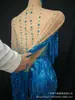Elegante capa y falda corta de borlas brillantes color azul pavo real con pedrería para actuaciones en escenario, desfiles de moda, sesiones de fotos, bailes y fiestas anuales