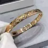 Pulseira de Padrão Losango Estreito para Mulheres com Diamantes, Ouro Rosa, Joia Simples Galvanizada a Ouro 18K, Estilo Chanel, Banda Lisa de Luxo Leve, Cnc