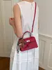 La popular bolsa de mujer más vendida de este año es la nueva y ultrachic bolsa Kelly de platino de nicho 2026, versátil para llevar al hombro o cruzada.