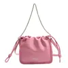 Bolsa Feminina Fashionável Estilo Coreano de Ombro 2026 Nova Bolsa de Balde Plissada com Corrente Versátil Simples Confortável para Ombro ou Transversal