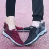 Zapatos para caminar 2024 nuevos zapatos de viaje fábrica de zapatos cómodos para mediana edad y ancianos suela blanda zapatos para correr zapatilla para pareja mayor