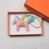 Colgante de Poni de Cuero Genuino Llavero de Cuero Hecho a Mano Piel de Oveja Poni Decoración para Asa de Bolso de Moda Venta al por Mayor