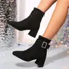 Novas botas de moda curtas estilo comércio exterior com bico quadrado e salto grosso para mulheres, botas skinny de camurça emagrecedoras com strass cruzado e salto médio