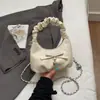 Bolsa Pequena Plissada com Laço Estilo Novo Primavera 2026 Bolsa de Mão Feminina Retrô Bolsa Nuvem Bolsa Transversal com Corrente Bolsa de Trabalho