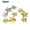 Wt-C333 Diseño Único de Tres Flores Conector de Colgante Chapado en Oro de 18 Quilates Accesorios para Pendientes Hechos a Mano