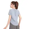 Top fitness moderno e respirável com retalhos para mulheres, apresentando costas em tela, barra curva e corte justo, perfeito para yoga e treinos no verão