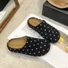 Mules fechadas estilo Birkenstock com solado grosso e estampa de bolinhas para mulheres, coleção outono 2026, design slip-on, versáteis e confortáveis para uso ao ar livre