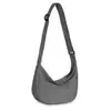 La nueva bolsa con forma de media luna de Amazon para mujer: una bolsa de hombro de gran capacidad para el día a día, casual y versátil, con correas ajustables para llevar cruzada.