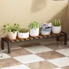 A Borda do Parapeito da Janela da Varanda é Alargada com um Suporte de Flores de Camada Única, um Parapeito Estreito de Chão e um Suporte Longo de Vasos de Flores para a Varanda