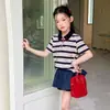 Aimo Beibei Verano 2026 Estilo Coreano Ropa Infantil Niñas Casual Camiseta Cuello Camisero Polo Rayado de Color Contrastante Top de Manga Corta