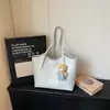 Nova Bolsa Tote de Alta Qualidade e Grande Capacidade 2026, Bolsa de Ombro Transversal Fashion e Versátil com Pingente de Ursinho de Desenho Fofo
