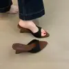 Sandalias de cuña de moda estilo francés con punta abierta para uso en exteriores, Nuevo estilo primavera 2026, Elegantes tacones altos de gamuza verde con punta fina