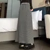 Foto real de una falda de punto gruesa a rayas estilo retro línea A con abertura, nuevo estilo de otoño para mujer, con caída, corte recto y diseño que se ajusta a la cadera