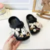 Crocs Gato de Desenho Animado 2026 Novidades de Verão Estilo Pai-Filho para Crianças Sapatos de Praia Férias na Beira-Mar Chinelos Fechados