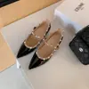 Zapatos de Mujer Bajos con Tacón Oculto Zapatos Individuales 2026 Primavera/Verano Elegantes Remaches Punta Fina Mary Janes Para Exteriores Boca Poco Profunda Charol Zapatos de Barco
