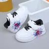 Zapatos Deportivos para Niñas 2026 Primavera Nuevo Estilo Zapatos Pequeños y Medianos para Niños Suela Suave Versátiles Zapatos Blancos para Niños