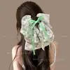 Presilha de cabelo triângulo em tecido para mulheres, com um visual sofisticado, perfeita para criar um coque estiloso na parte de trás da cabeça; uma grande presilha tipo tubarão com aparência delicada, com um laço de borboleta