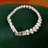 Pulsera de perlas con cierre de zirconita chapado en oro real de 14 quilates, pulsera de muñeca de lujo discreto de nicho, joyería personalizada y elegante al por mayor