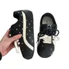 Zapatillas de entrenamiento alemanas de moda con suela gruesa para mujer, nueva colección otoño 2026, zapatos planos casuales versátiles, zapatillas negras populares antideslizantes
