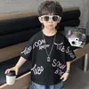 Camiseta de Manga Curta para Meninos 2026 Verão Nova Estilosa Cool Solta Gola Redonda Versátil Tendência Top para Meninos Pequenos