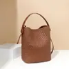 Bolsa Nueva de Mujer Transfronteriza Primavera 2025 Piel Suave Completamente Tejida a Mano Gran Capacidad Bolso Cubo Vintage Bolso Cruzado