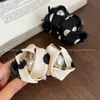 Pinza para el cabello de lunares perlados estilo francés con un toque de alta gama para peinados de moño, Nuevo accesorio para el cabello 2026 para mujer