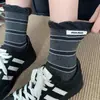 Calcetines Rayados para Mujer con Colores Contrastantes, Etiqueta de Tela con Letras de Doble Puño, Calcetines de Tubo Medio, Algodón, Absorbentes del Sudor, Transpirables, Calcetines Caídos Estilo Ins