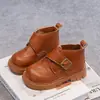 Botas de cuero estilo británico retro para niños y niñas, nuevo modelo de otoño 2026, botines tallados con suelas suaves, versátiles botas estilo Martin para niños