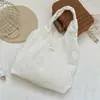 69141 Bolso tote blanco bordado floral estilo coreano para mujer, con correas de hombro plisadas, gran capacidad y diseño de lona literaria