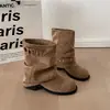 Primeiro Encontro Temporada Nicho Garota Picante Salto Bloco Franzido Botas Curtas Femininas 2026 Outono/Inverno Nova Chegada Explosão de Rua Rebites Botas Calça Botas de Motocicleta