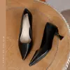 Sapatos femininos de salto alto em couro macio, deslumbrante novo design 2025, bico fino, confortáveis para os pés, salto fino, adequados para saias, sapatos sociais profissionais da moda