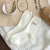 Meias brancas femininas de inverno com forro de fleece, grossas, quentes, para casa, dormir, de chão, com bordado de desenho animado fofo, meias de veludo australiano