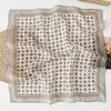 Lenço Quadrado Pequeno Estampado com Padrão Geométrico para Mulheres, Primavera e Verão, Versátil e Estiloso, Lenço Decorativo para Pescoço, Elástico de Cabelo Multifuncional, Lenço de Seda, Lenço de Cabeça