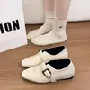 Falda con nuevos zapatos de cuero de punta cuadrada francesa hebilla de cuero tacón oculto de moda 2026 Otoño zapatos de un solo color