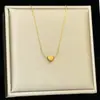 Colar Coração Pequeno e Requintado em Aço Titânio com Ouro 18K para Mulheres, Design Elegante, Corrente Clavícula em Metal Não Desbota, Luxo Leve