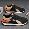 Sapatos Masculinos 2026 Novos Tendência Couro Macio Slip-On Casuais Masculinos Antiderrapantes Esportivos Versáteis Calçados Casuais