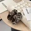 Sapatos peludos estilosos para meninas, nova coleção outono/inverno 2026, sapatos infantis com estampa de leopardo, forrados com fleece, sola macia, quentes, confortáveis, sapatos de algodão estilo princesa
