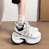 Zapatos de papá para mujer 2026 nuevo modelo de primavera, zapatos para mujer de malla con suela gruesa que aumentan la altura, zapatillas casuales versátiles y ligeras, zapatos blancos