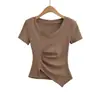 Camiseta Corta Irregular de Chica Atractiva para Mujer, Nuevo Top Base Ruched de Verano 2026, Cuello en V Francés, Hombro Normal, Corte Ajustado