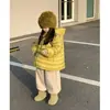 Jaqueta de algodão amarela grossa para crianças, roupas de inverno 2026 novo estilo, parka quente com capuz para crianças, jaqueta à prova de frio para meninas