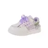 2026 Novos Tênis de Skate para Meninas Primavera e Outono Decoração de Cereja Velcro Sapatos Brancos Superfície de Couro Solado Macio Tênis Esportivos Infantis