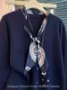 Suéter de punto popular estilo vintage con cuello de corbata azul marino de Guangzhou Thirteen Rows, un top sofisticado para mujer, colección Otoño 2026