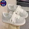 Zapatos de lona con suela gruesa para mujer, zapatillas blancas versátiles con suelas suaves, cómodos y fáciles de llevar, zapatillas deportivas casuales con cordones, nuevo estilo de verano 2026