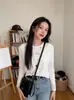 Camiseta Elegante Estilo Europeo con Ribete de Encaje, Cuello Redondo, Manga Larga para Mujer, Moda Versátil 2026 Primavera, Corte Delgado, Camiseta Básica Rejuvenecedora