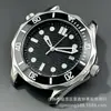 Relógio masculino estilo executivo com movimento chinês NH35, um modelo popular para exportação, apresentando um movimento mecânico totalmente automático e um mostrador luminoso