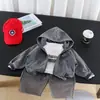 2026 Ropa Infantil Conjunto de Otoño para Niños Ropa de Primavera y Otoño Ropa para Bebés Niños Pequeños Ropa de Bebé de Manga Larga de Tres Piezas Ropa de Moda Venta al por Mayor